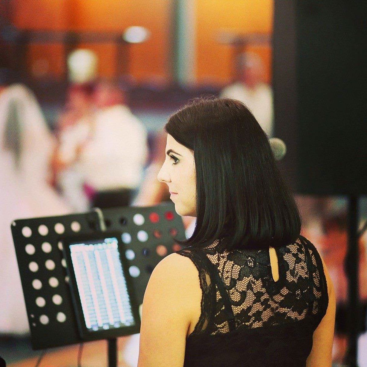 Esküvői énekesnő meghitt pillanata – Debrecen, Lovarda