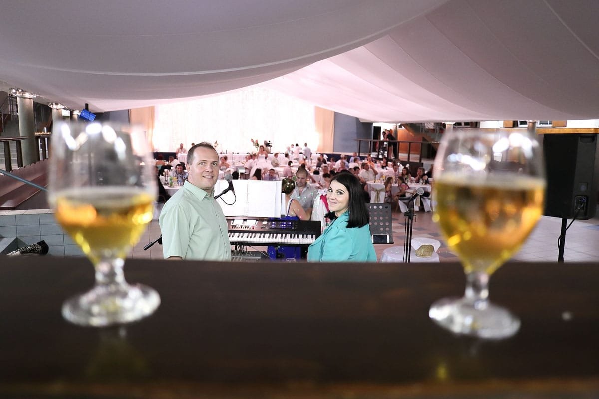 Élőzenei előadás a debreceni Lovardában egy elegáns rendezvényen