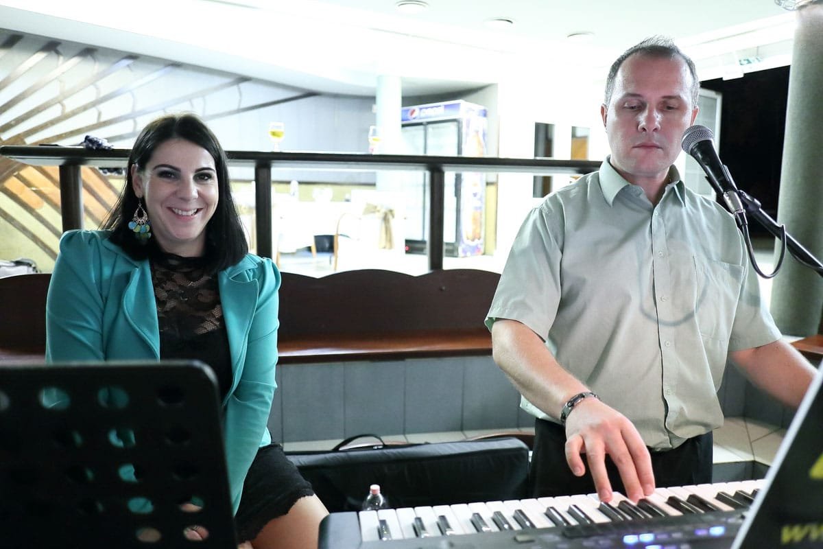 Élőzenei előadás Debrecenben – Billentyűs és énekes duó a Lovardában