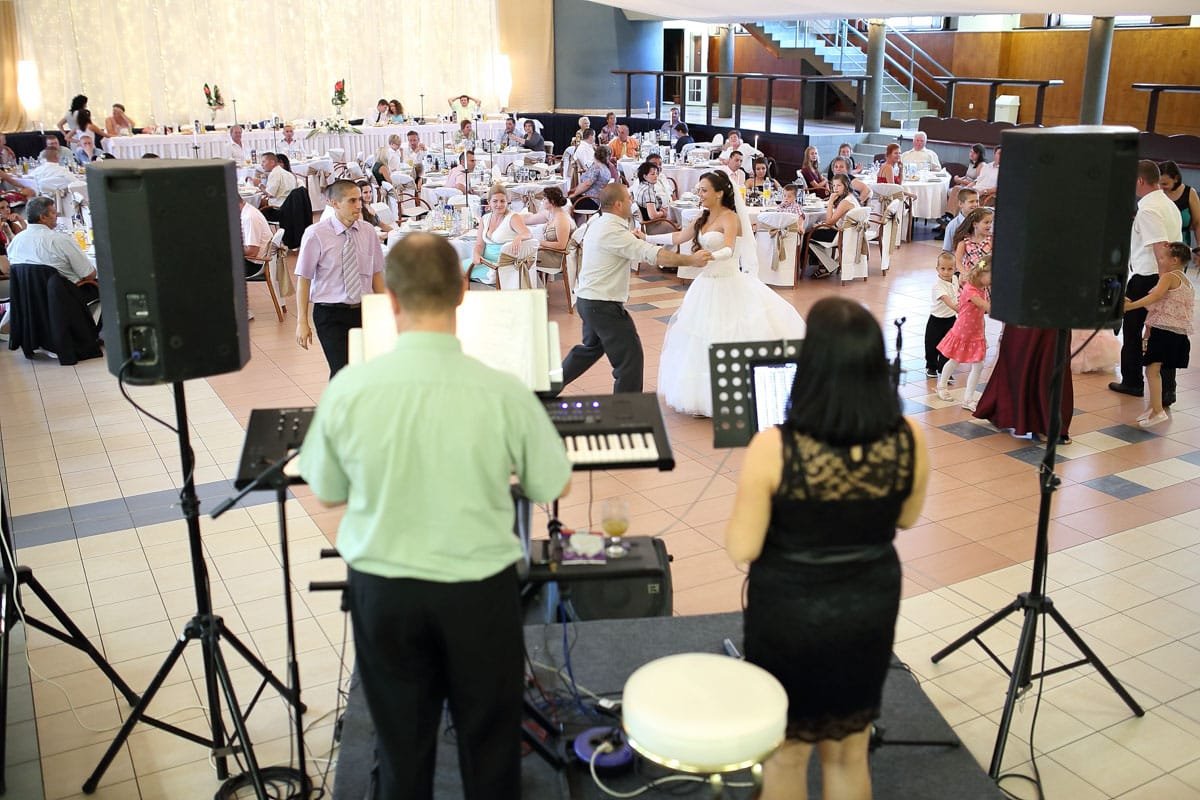 Esküvői mulatság élőzenével – Debreceni Lovarda