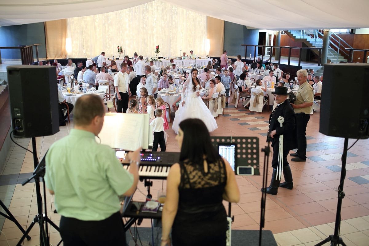 Esküvői élőzene és hagyományok – Debreceni Lovarda