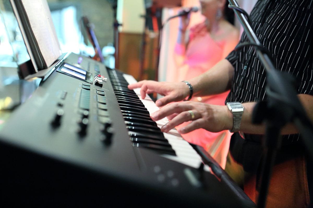 Élőzenei fellépés Debrecenben – Elegáns zongorajáték és ének egy különleges eseményen