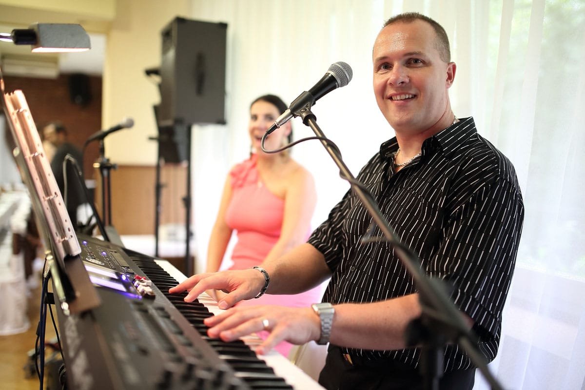 Vidám élőzenés fellépés Debrecenben