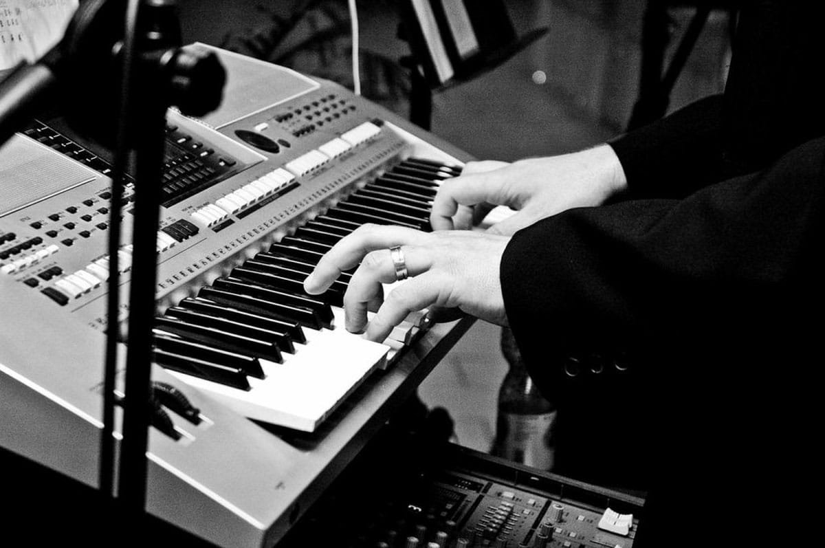 Élőzene Debrecenben – Zongorajáték a Seeman Étteremben