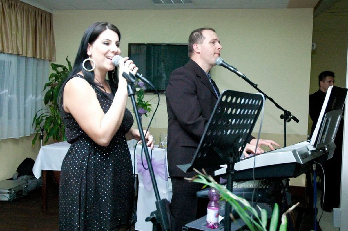 Esküvői zenekar romantikus előadása – Debrecen, Szusz Park