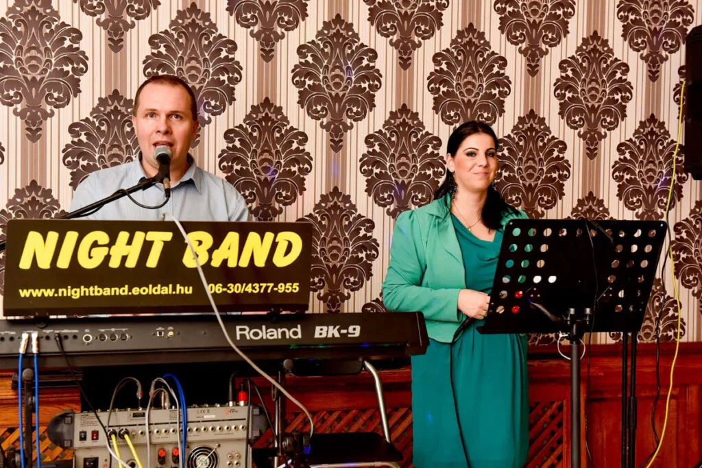 A Night Band zenekar élőzenével szórakoztatja a vendégeket egy elegáns helyszínen, a Debreceni Szusz Parkban. A Roland BK-9 billentyűs hangszer és profi hangtechnika gondoskodik a kiváló zenei élményről.