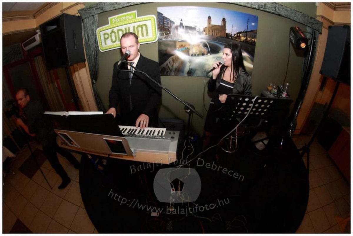 Élő zene a Viktória Étterem Pódiumán – Debrecen