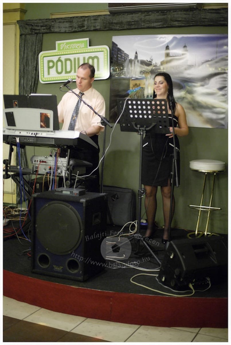 Élőzene a debreceni Viktória Étterem színpadán