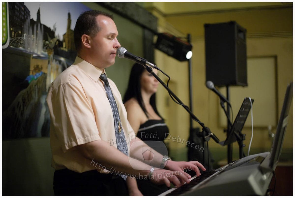 Élőzenés fellépés a debreceni Viktória Étteremben
