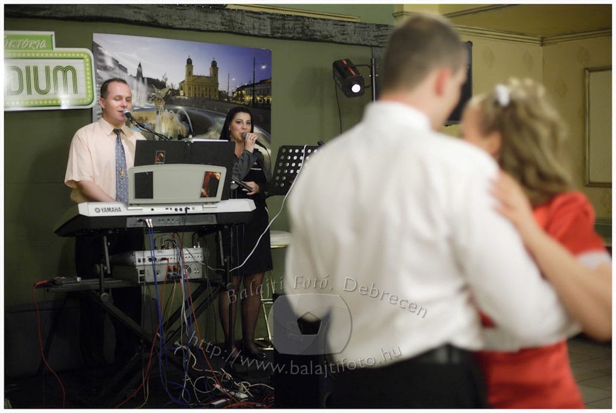 Élőzene és tánc a debreceni Viktória Étteremben