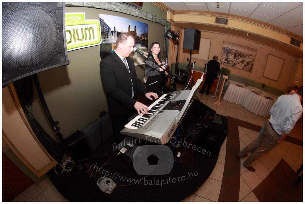 Élőzenei produkció a Viktória Étteremben, Debrecen