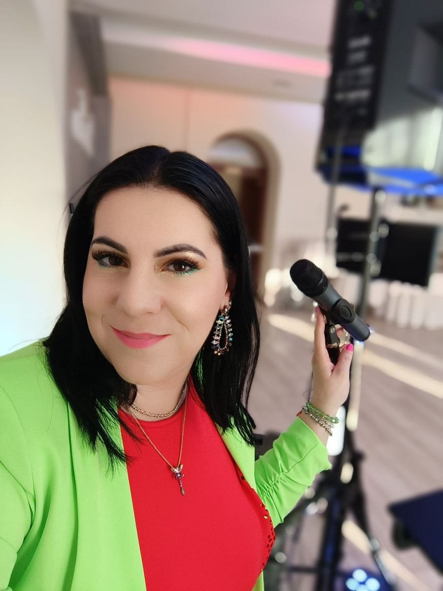 Night Band énekesnője a Fekete Farm rendezvényén