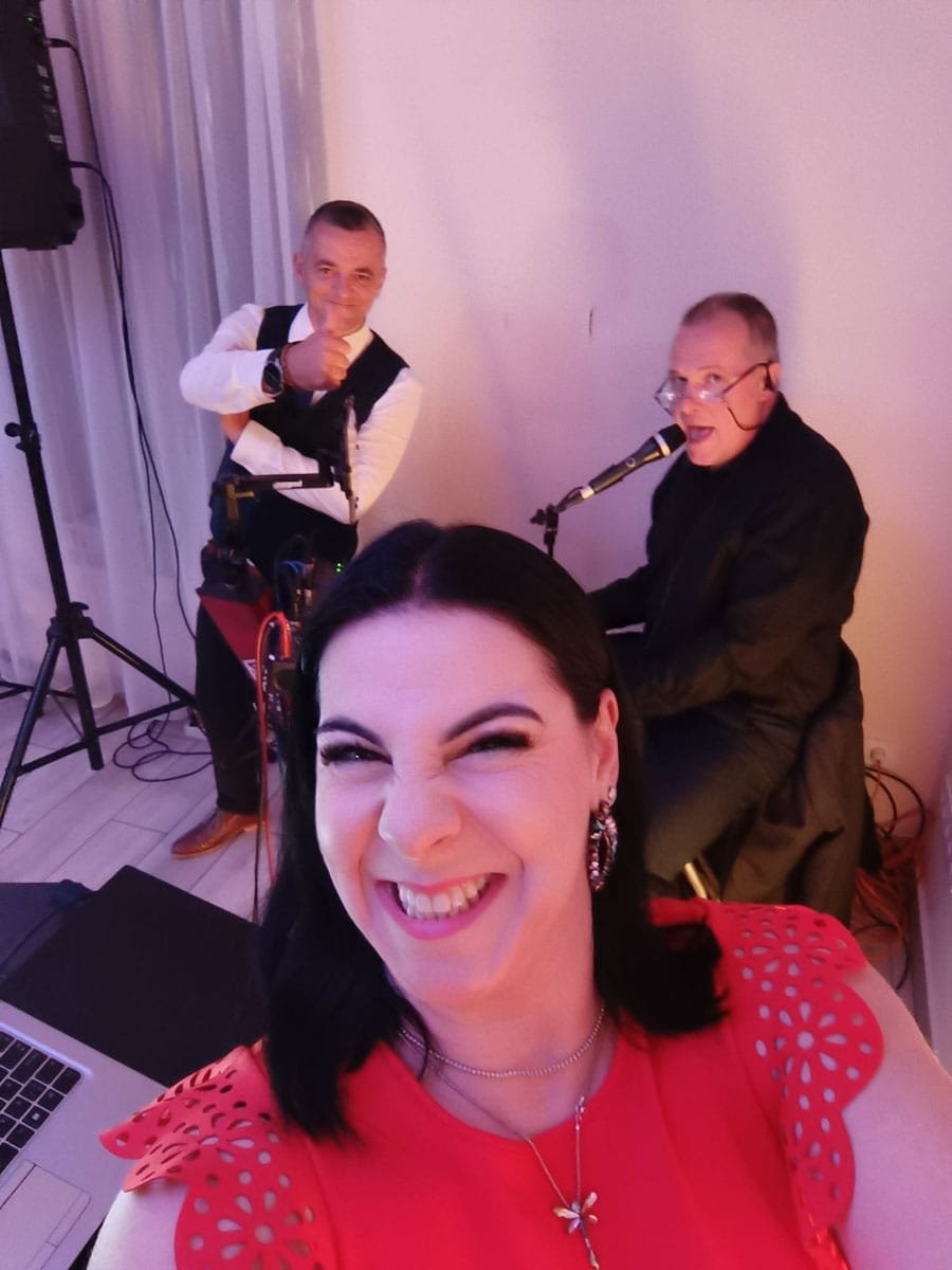 Night Band vidám pillanata a Fekete Farm rendezvényén