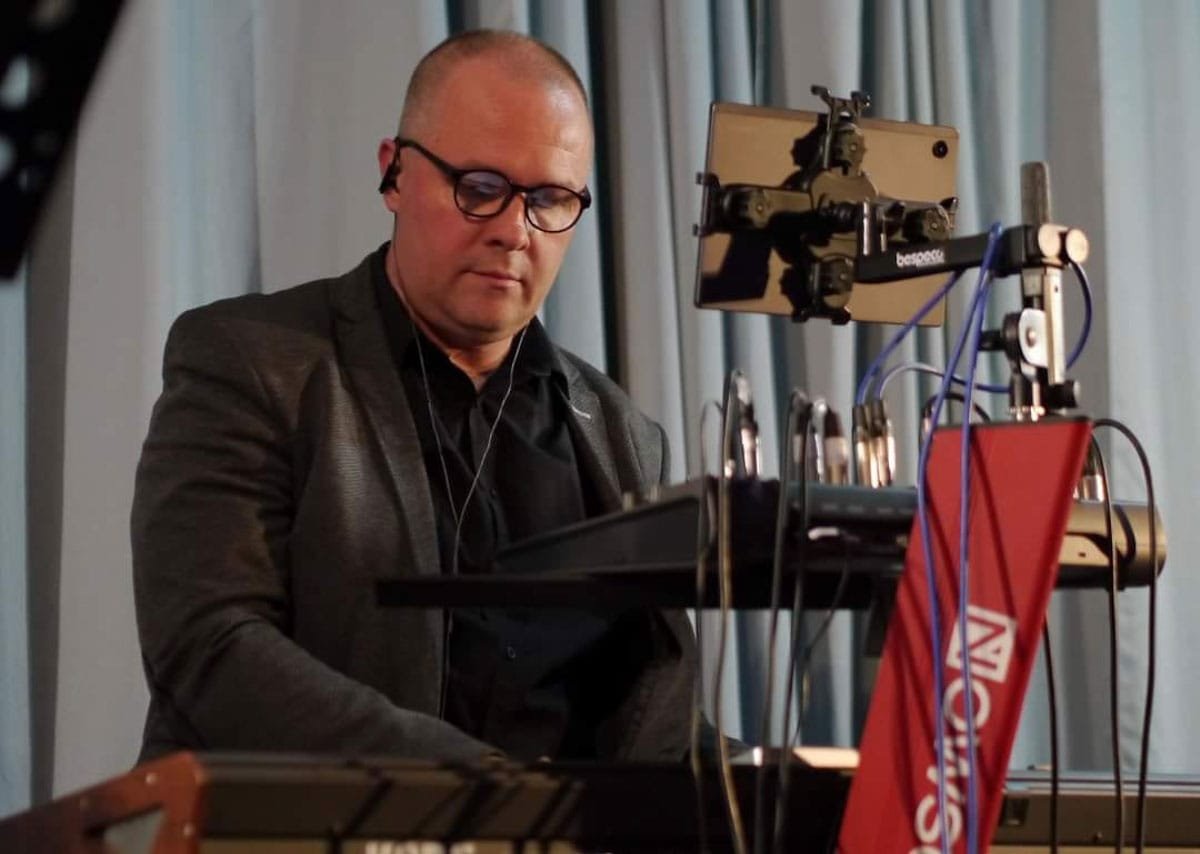 Night Band billentyűse élő előadáson