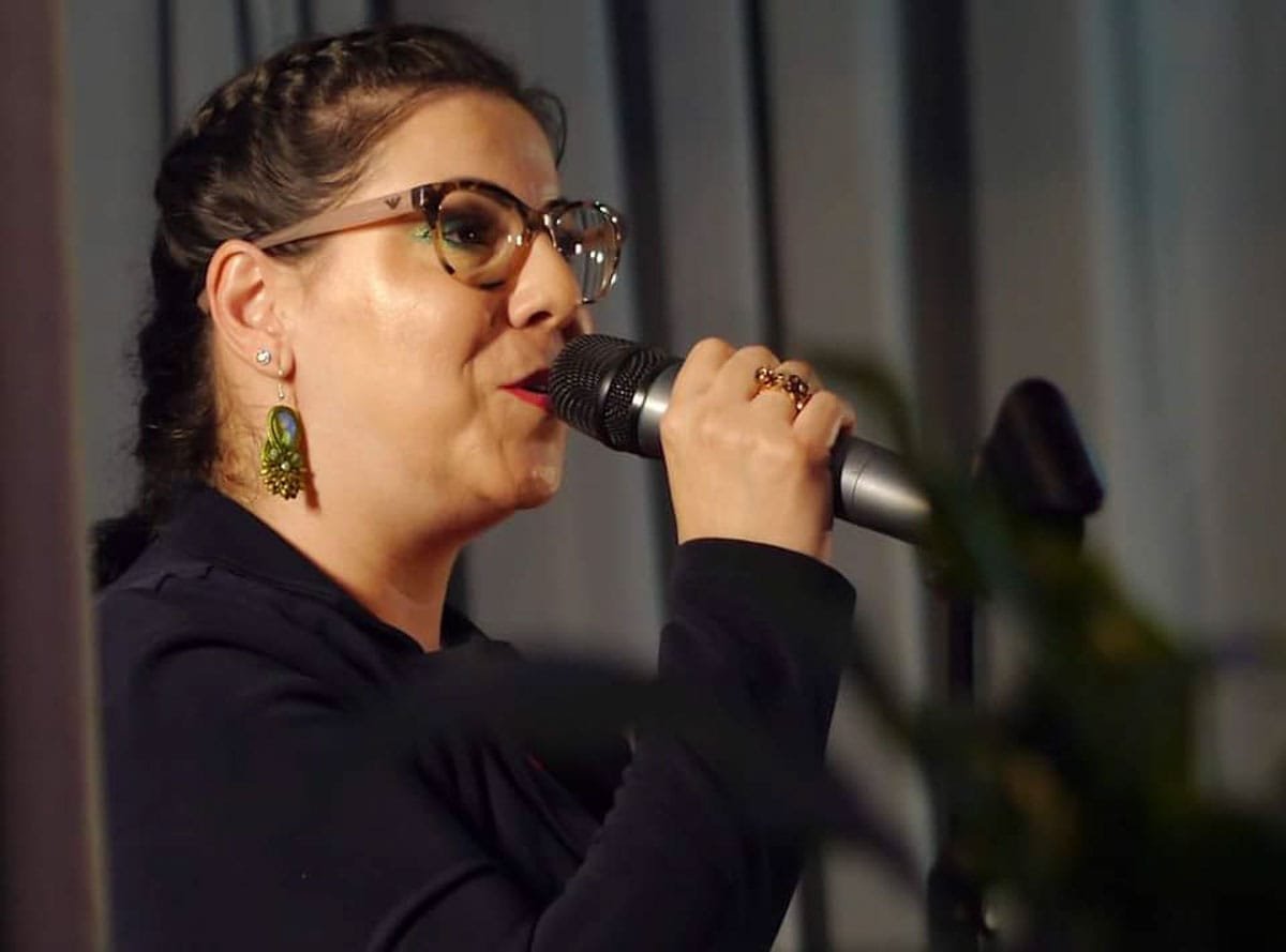 Night Band énekesnője koncert közben