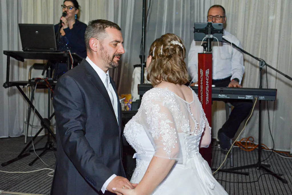 Zenészek - Egy elegáns esküvői pár első táncát járja, miközben a Night Band zenekar élőben zenél. Az énekesnő és a billentyűs művész gondoskodik a meghitt hangulatról a színpadon.