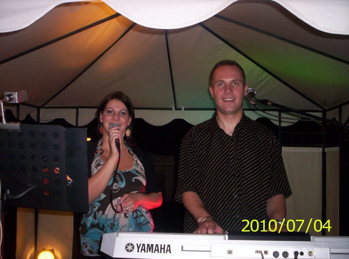 Élőzene Hajdúszoboszlón – Hangulatos fellépés egy nyári estén