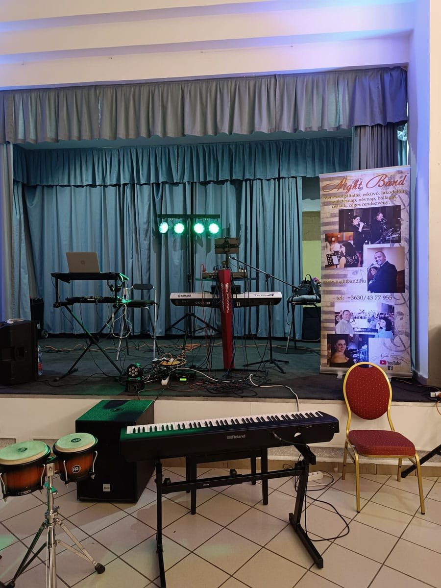 Night Band színpada a Nyíregyháza Korona Hotel rendezvénytermében