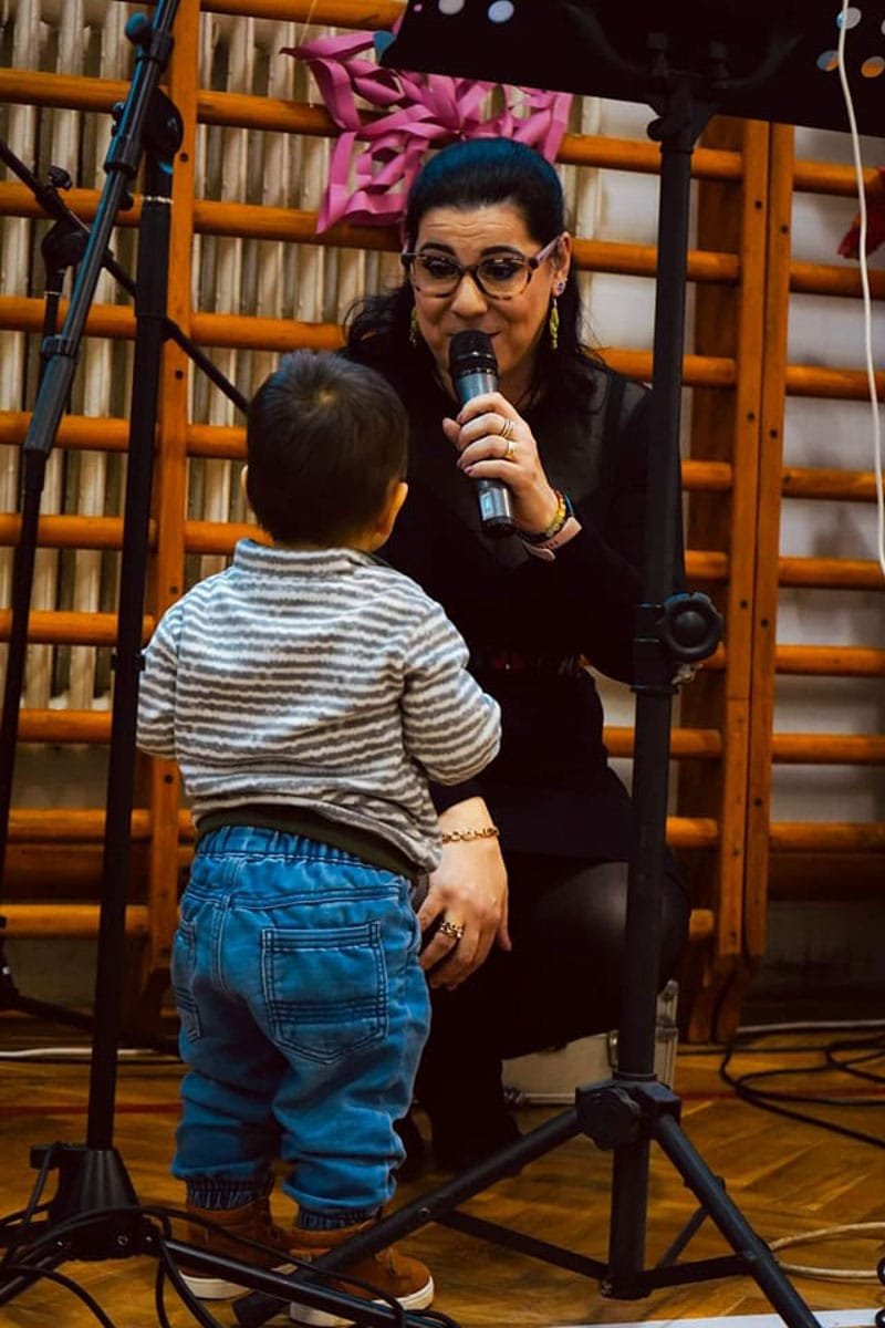 Interaktív fellépés a Night Band énekesnőjével