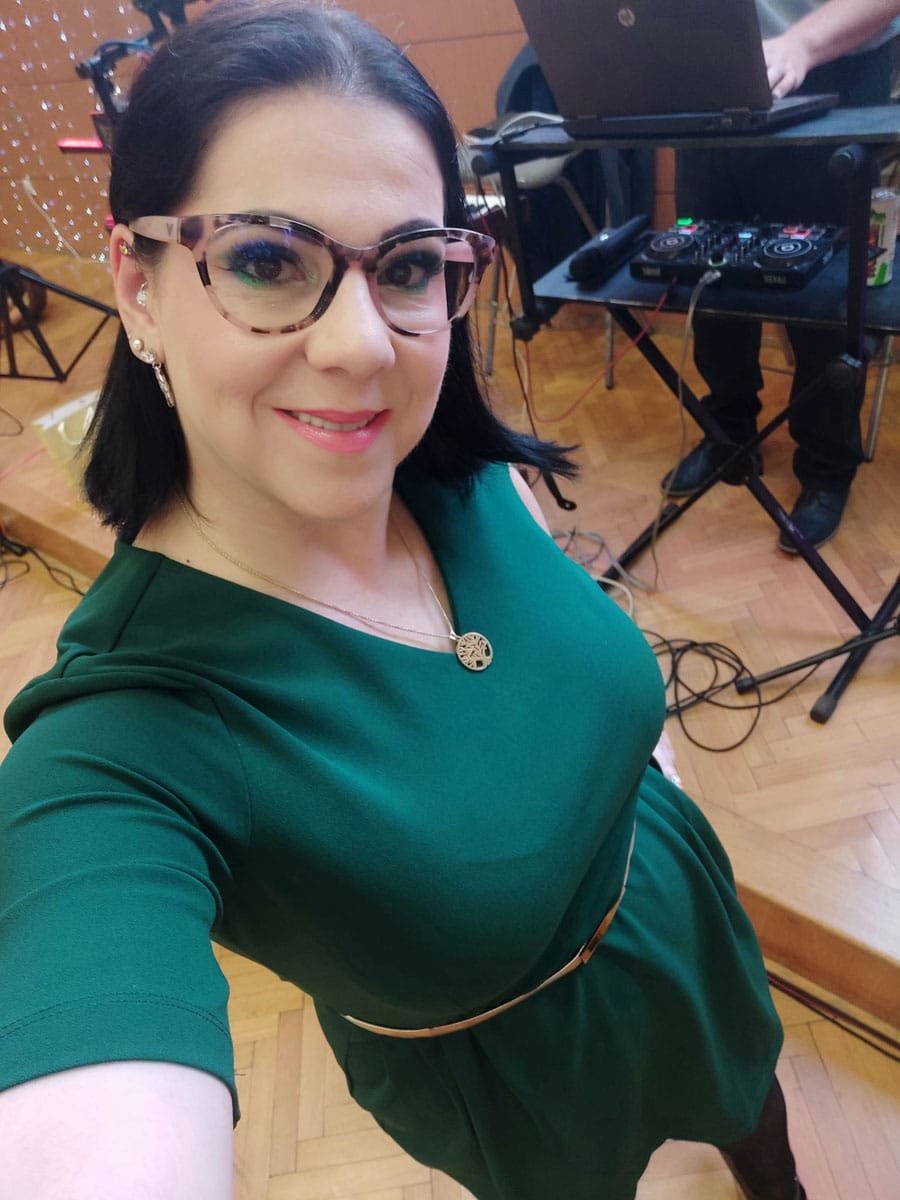 A Night Band énekesnője egy elegáns rendezvényen