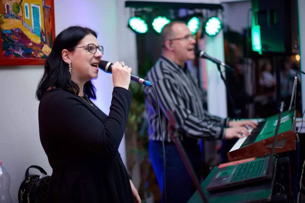 A Night Band zenekar fergeteges fellépése Nyíregyházán. A tehetséges énekesnő és billentyűs duó gondoskodik a kiváló hangulatról az eseményen.