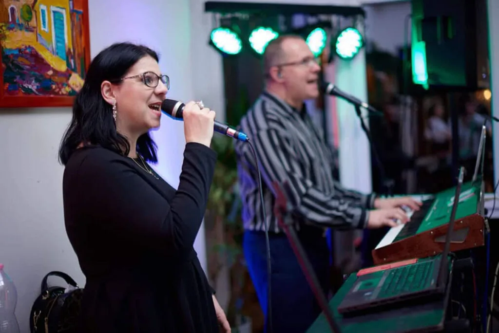 A Night Band zenekar fergeteges fellépése Nyíregyházán. A tehetséges énekesnő és billentyűs duó gondoskodik a kiváló hangulatról az eseményen.