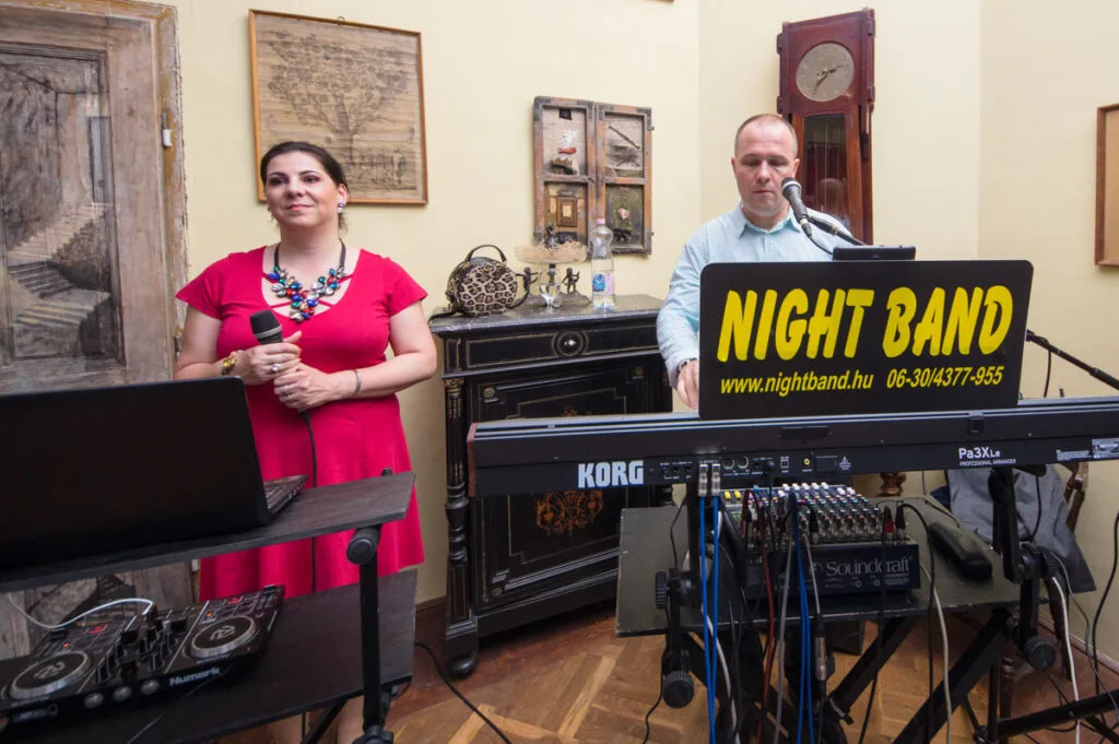 Zenekar rendezvényre - A Night Band zenekar fellépése Pusztazámoron. A KORG Pa3XLe szintetizátoron játszó zenész és az énekesnő egy hangulatos, antik berendezésű rendezvényhelyszínen lép fel.