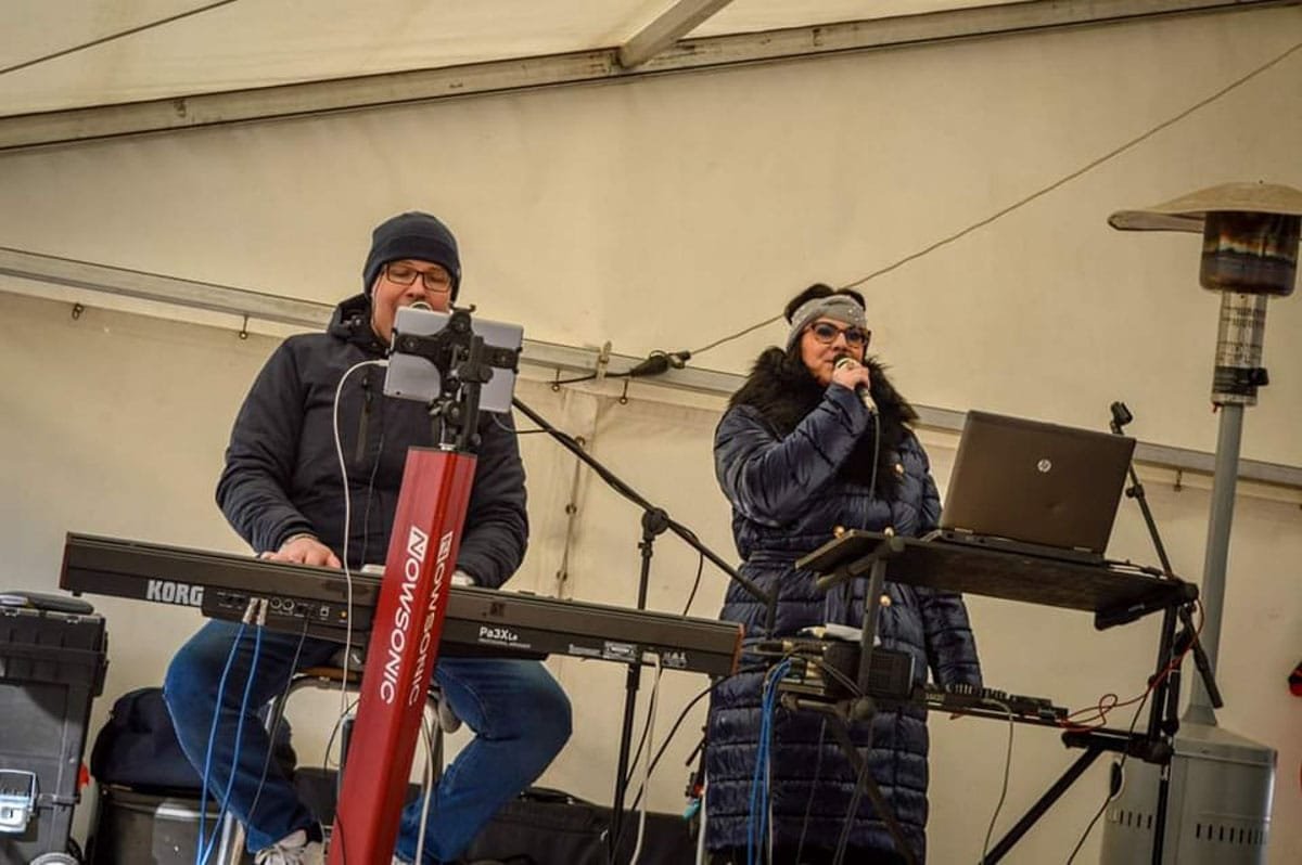 Télen is fergeteges hangulat – szabadtéri koncert a Night Band zenekarral