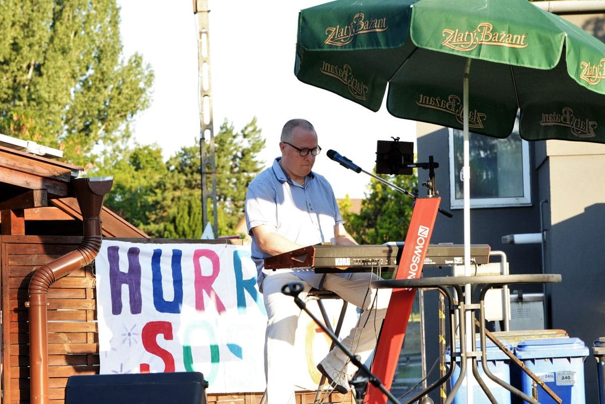 Night Band billentyűse szabadtéri koncerten